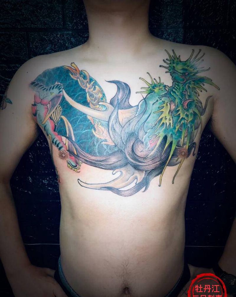 花胸（遮盖）纹身图片_胸部新传统纹身图案