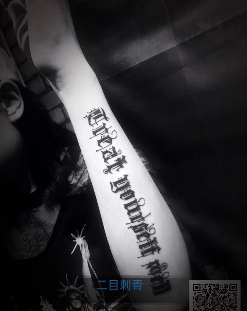 哥特式字体纹身图片_手部花体字纹身图案