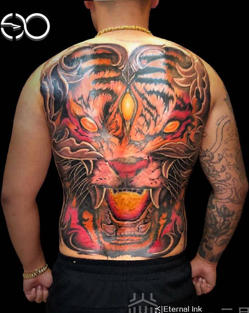 满背虎头纹身图片_背部新传统纹身图案
