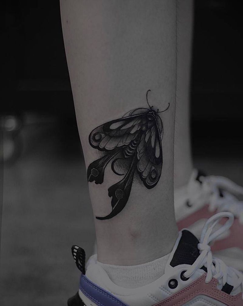 暗黑飞蛾纹身图片_腿部手臂点刺几何飞蛾纹身图案