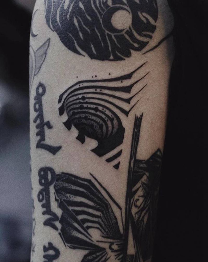 漩涡纹身图片_手臂腿部点刺几何漩涡纹身图案