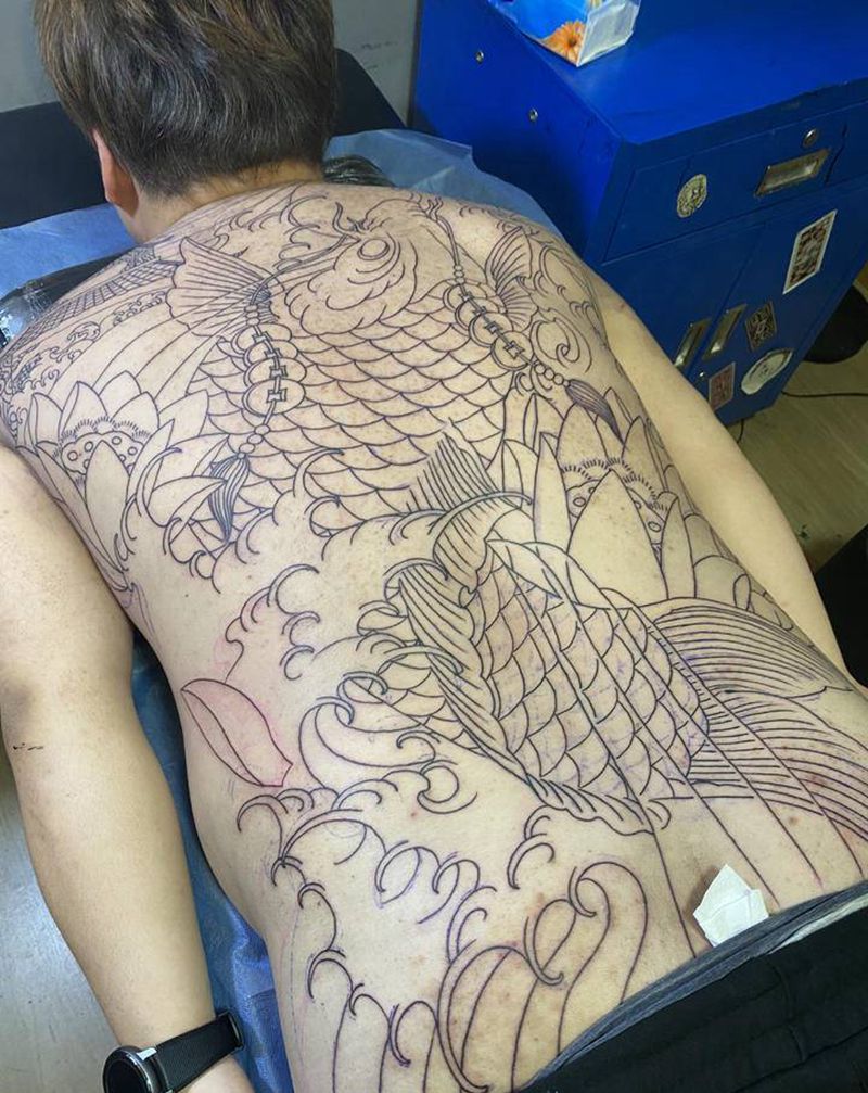 鲤鱼跃龙门纹身图片_背部新传统老传统鲤鱼跃龙门满背鲤鱼纹身图案