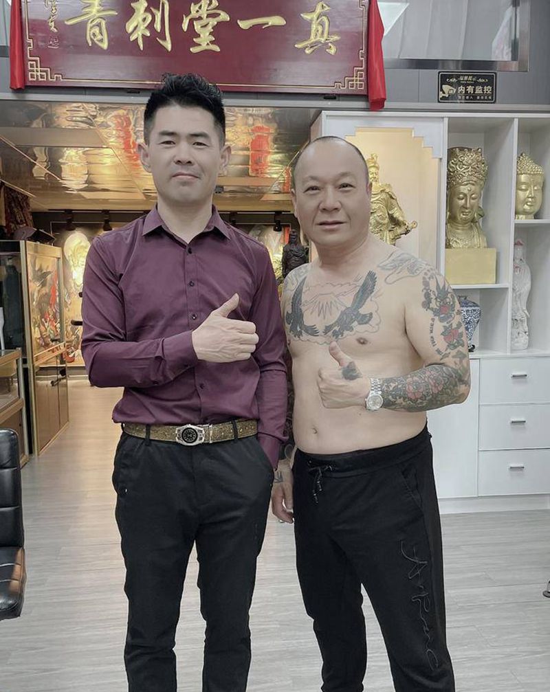 好兄弟纹身图片_背部新传统纹身图案