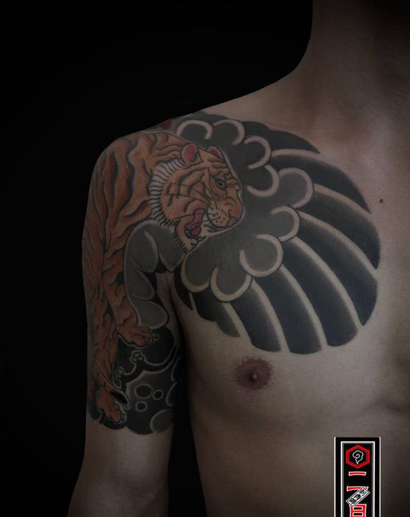 老传统半甲（虎）纹身图片_手臂胸部老传统纹身图案