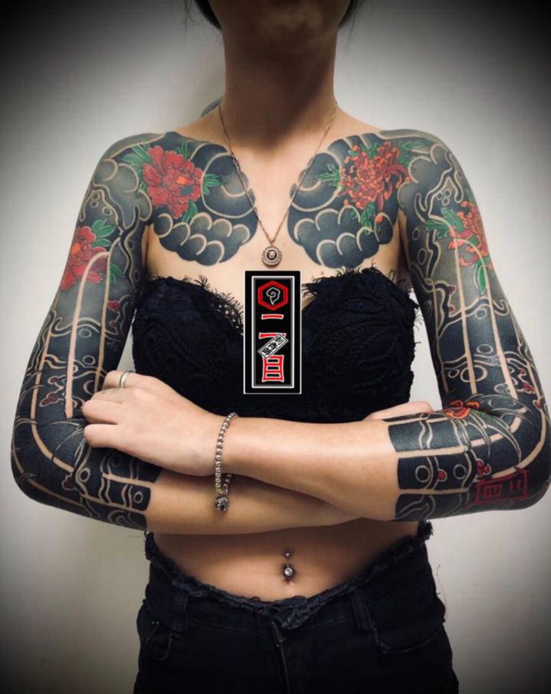 包甲双七分袖纹身图片_手臂胸部老传统纹身图案