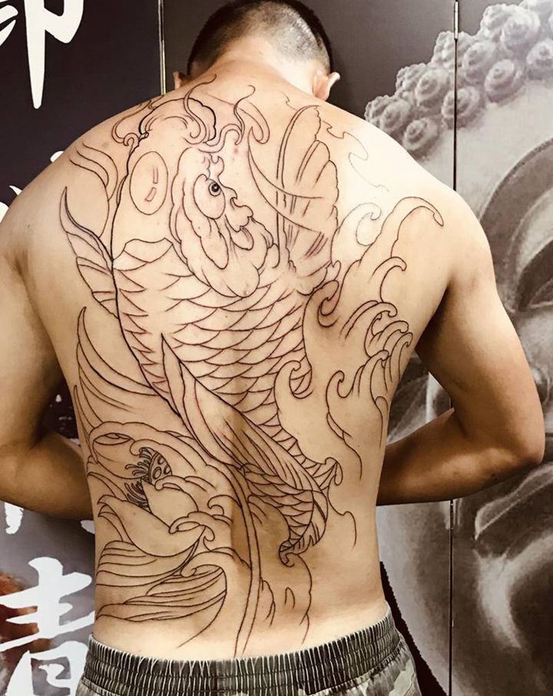 锦鲤线条纹身图片_背部纹身图案