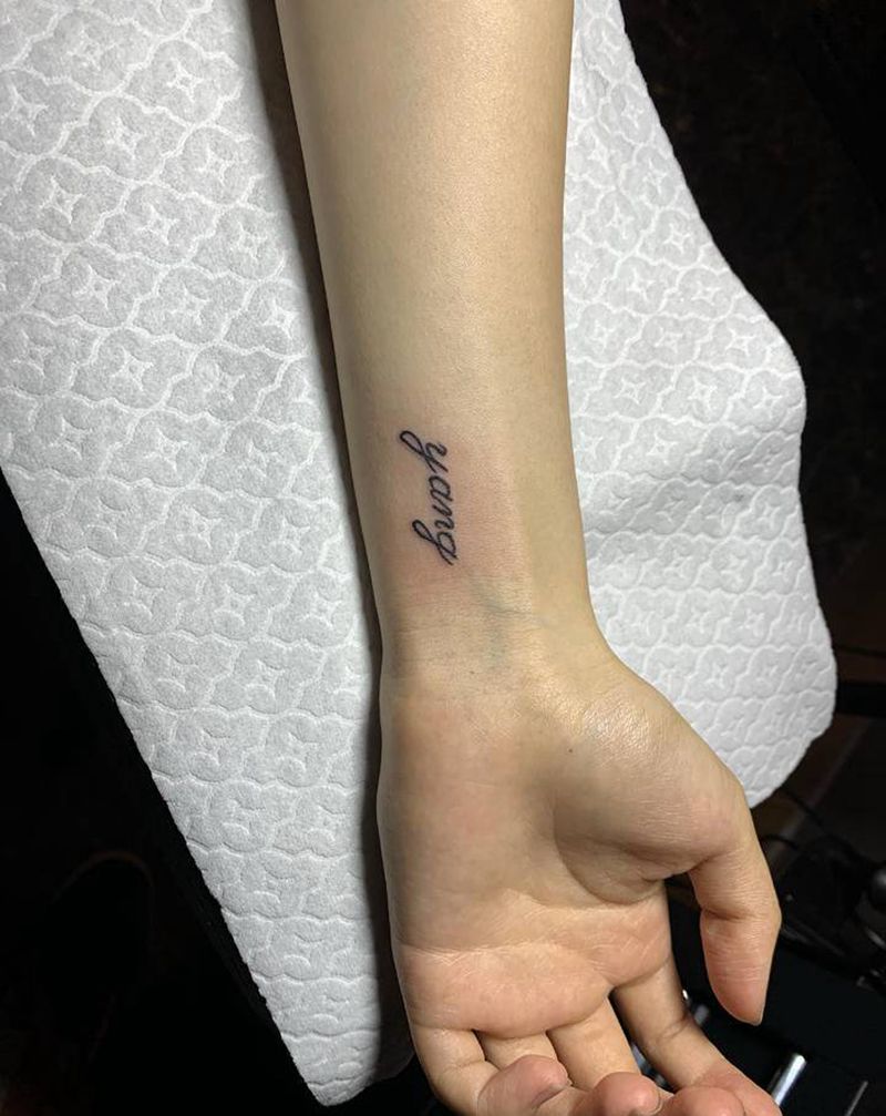 字母纹身图片_手部手臂字母纹身图案