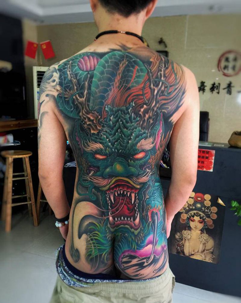 龙威纹身图片_背部纹身图案
