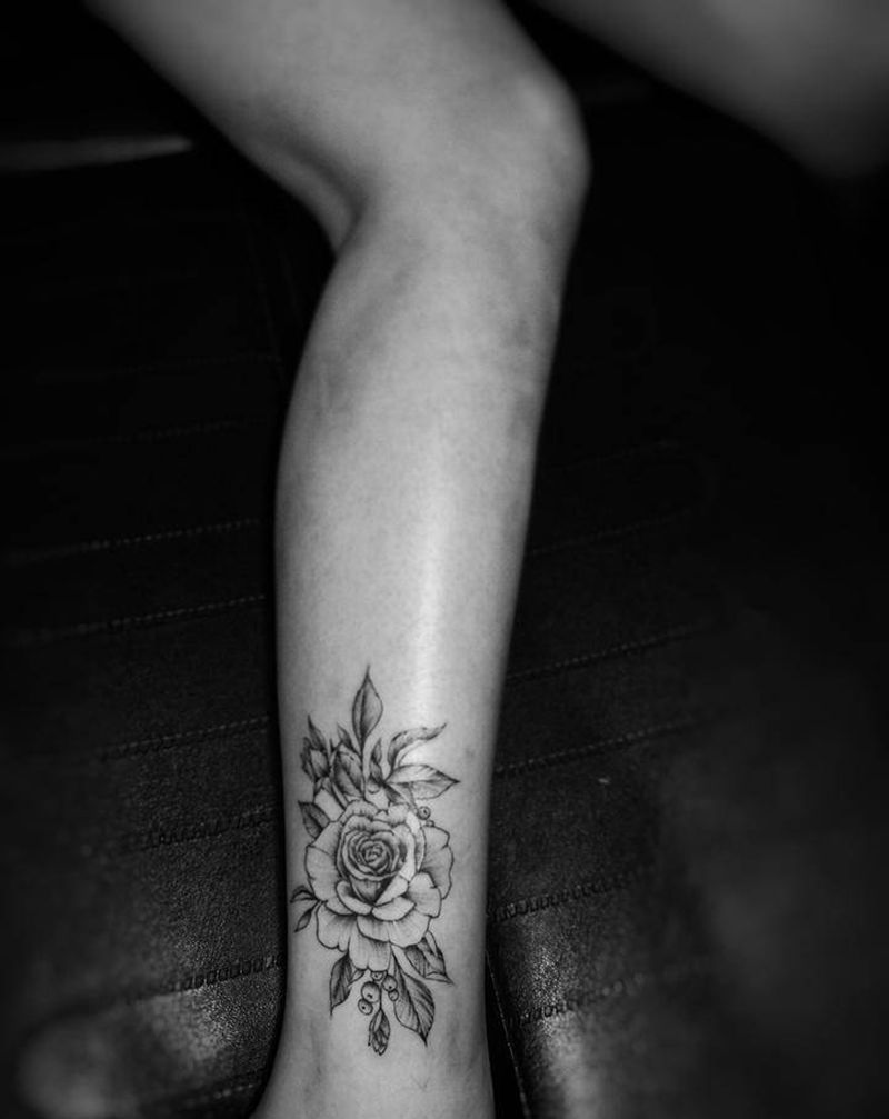 素花纹身图片_腿部纹身图案