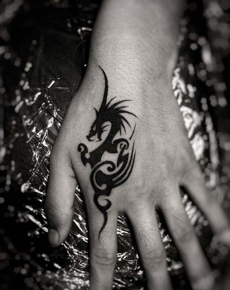 图腾龙纹身图片_手部纹身图案