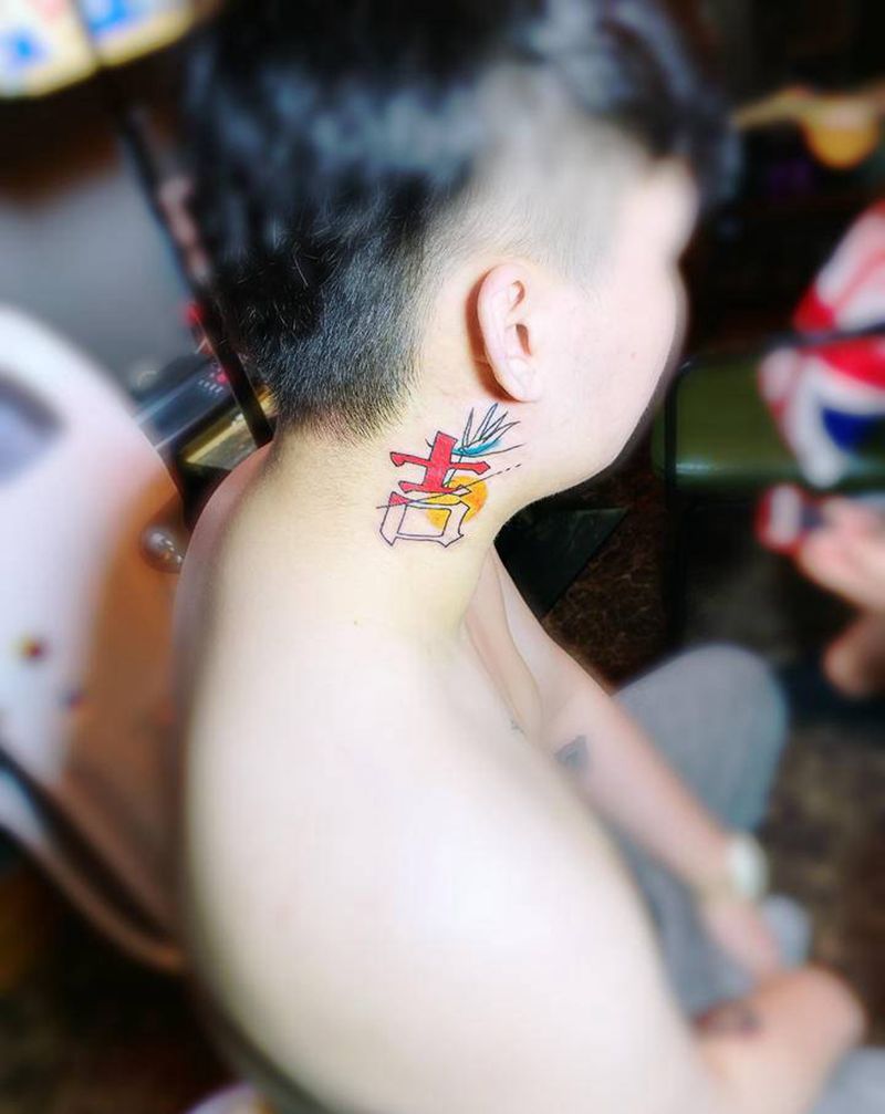 吉纹身图片_颈部水彩花体字纹身图案