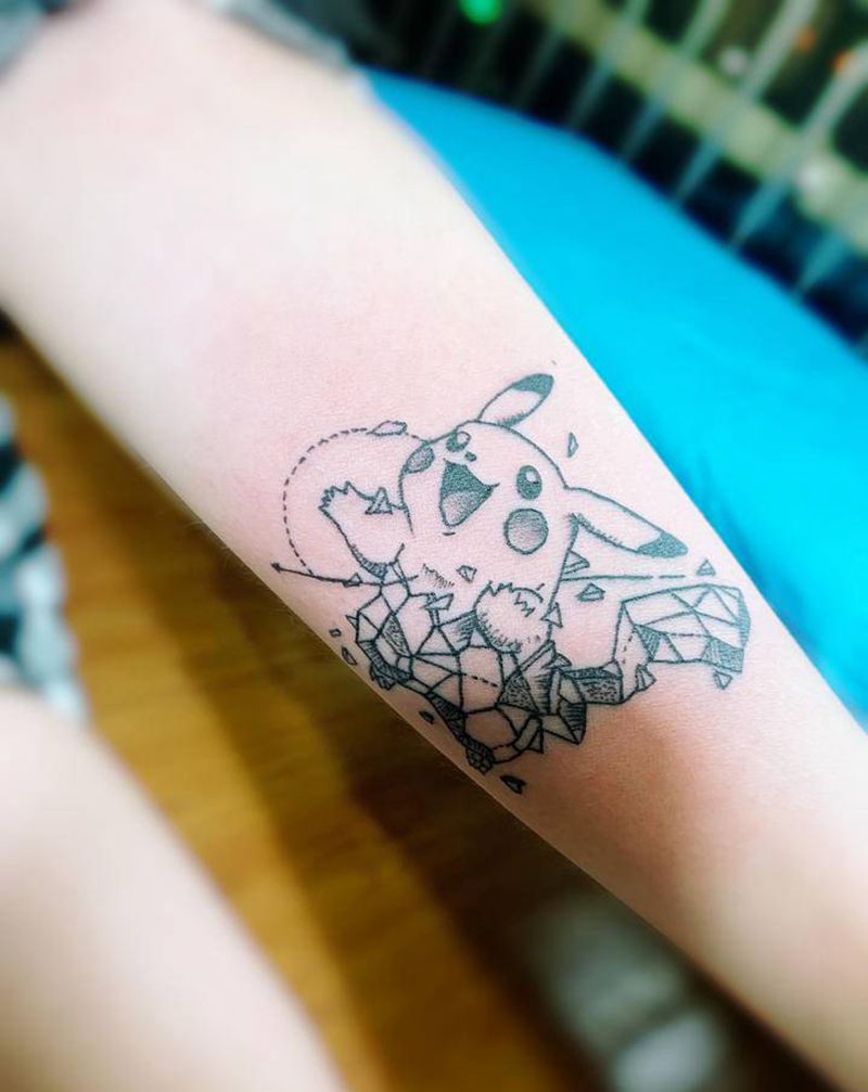 皮卡丘纹身图片_手臂点刺几何纹身图案