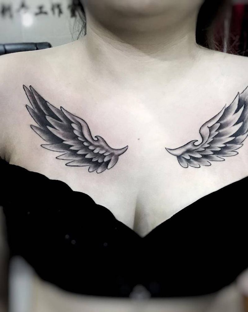 翅膀纹身图片_胸部纹身图案