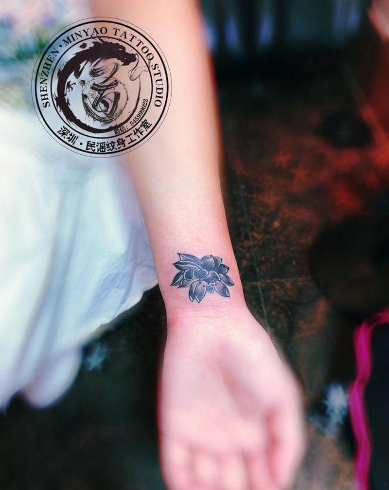 莲纹身图片_手臂手部新传统纹身图案