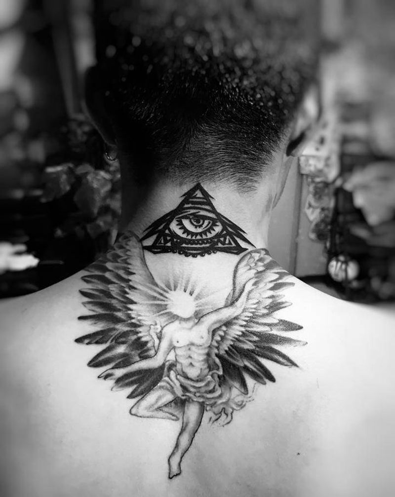 天屎纹身图片_颈部纹身图案