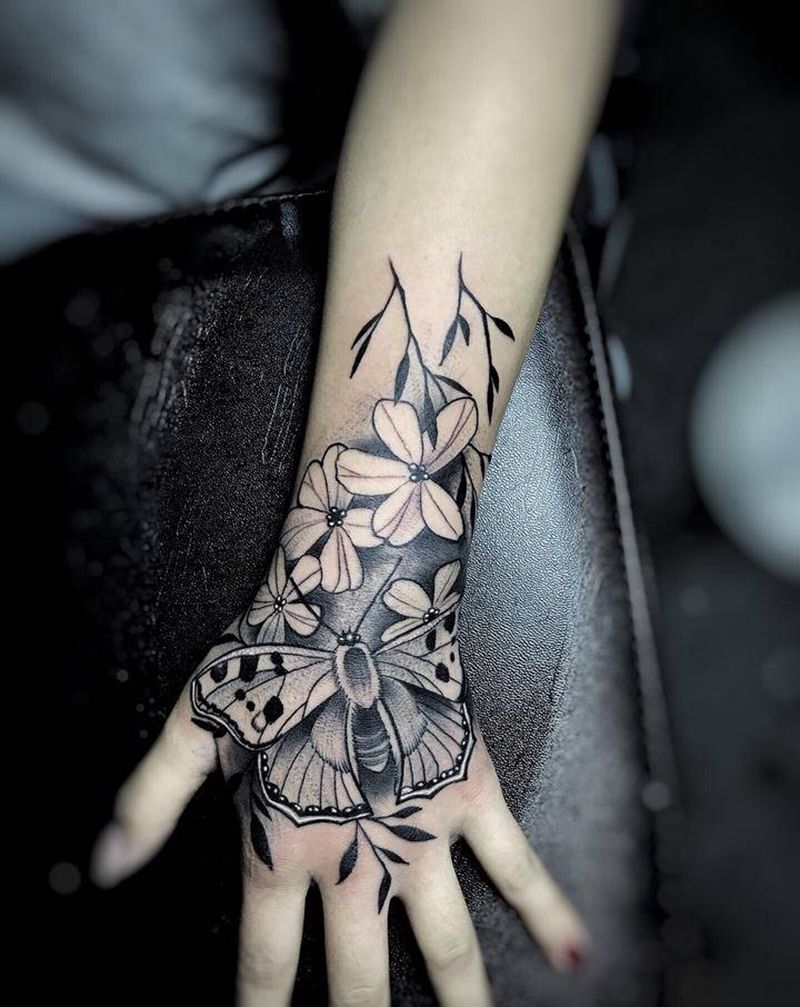 扑了蛾子纹身图片_手部纹身图案