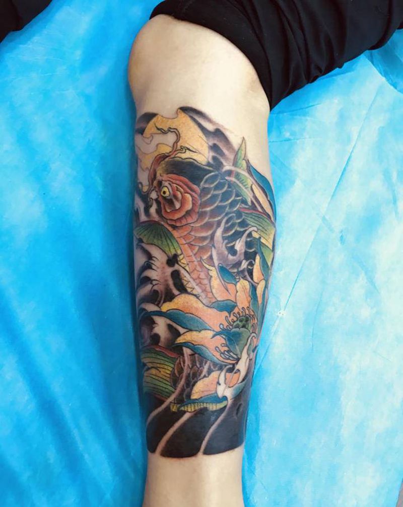 小腿锦鲤纹身图片_腿部纹身图案