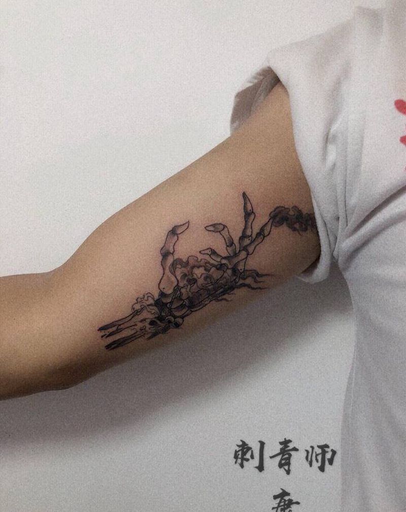 骷髅手纹身图片_手部点刺纹身图案