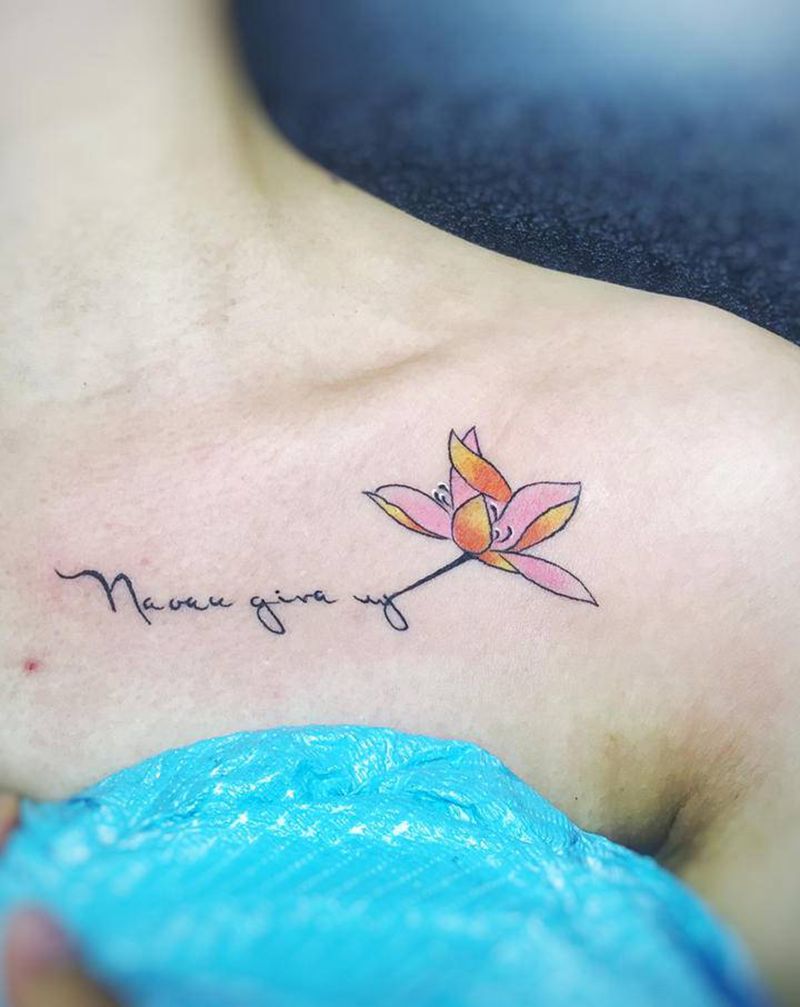 小花花纹身图片_胸部纹身图案