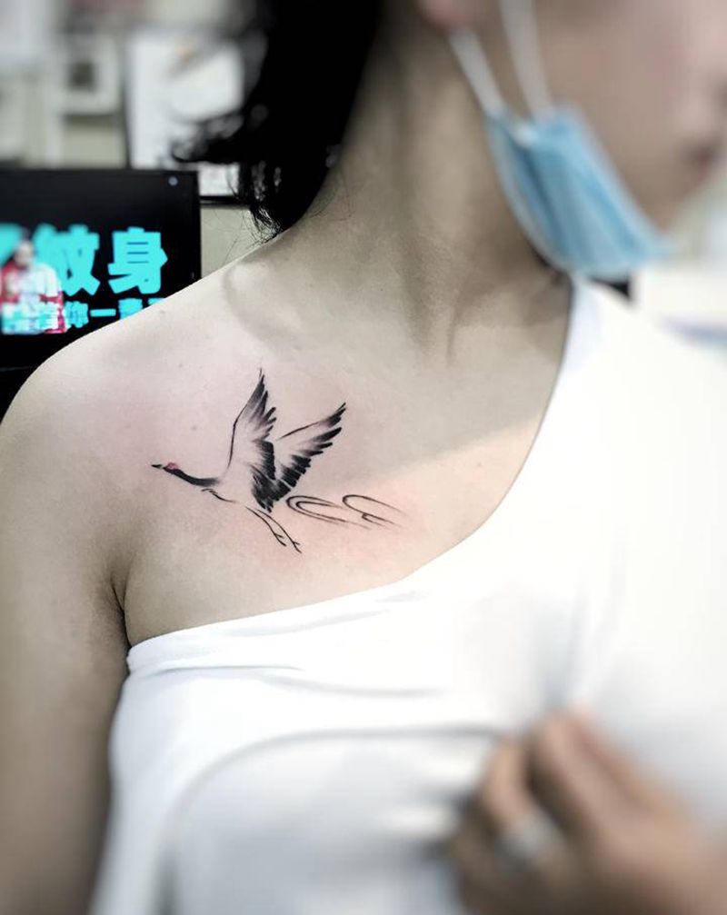 鹤纹身图片_胸部纹身图案