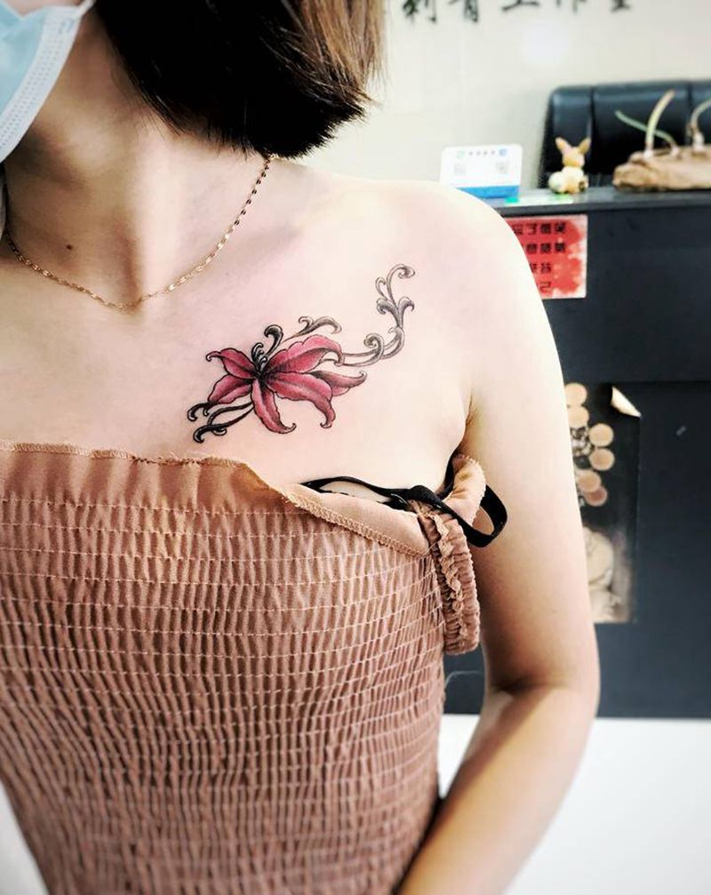 彼岸花纹身图片_胸部纹身图案