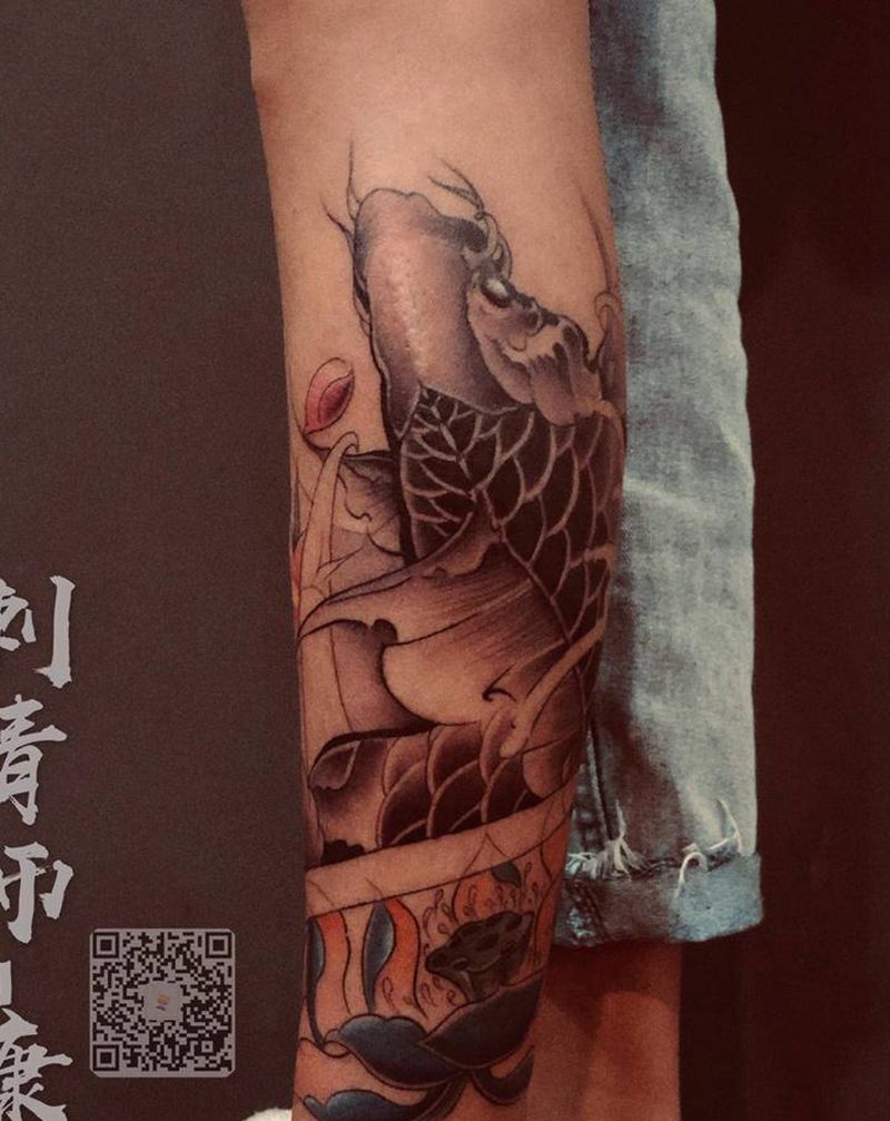 鲤鱼纹身图片_腿部纹身图案