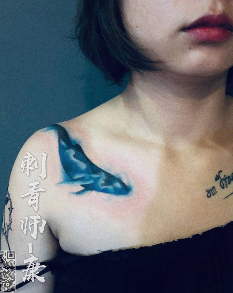 鲸鱼纹身图片_肩部纹身图案