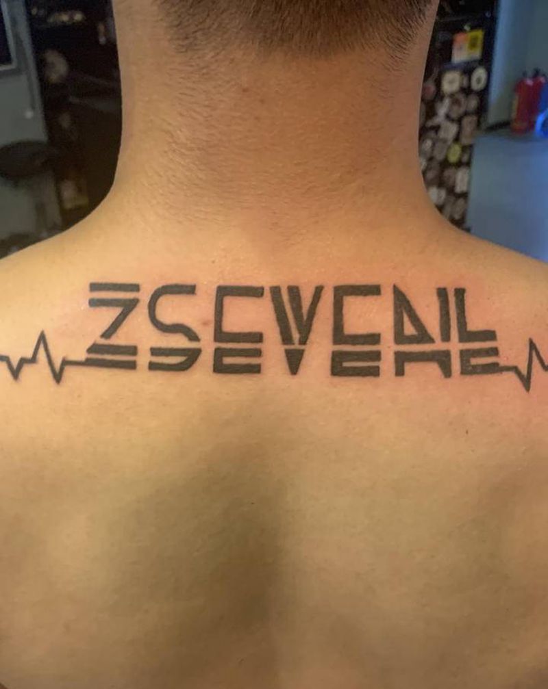 字母纹身图片_颈部纹身图案