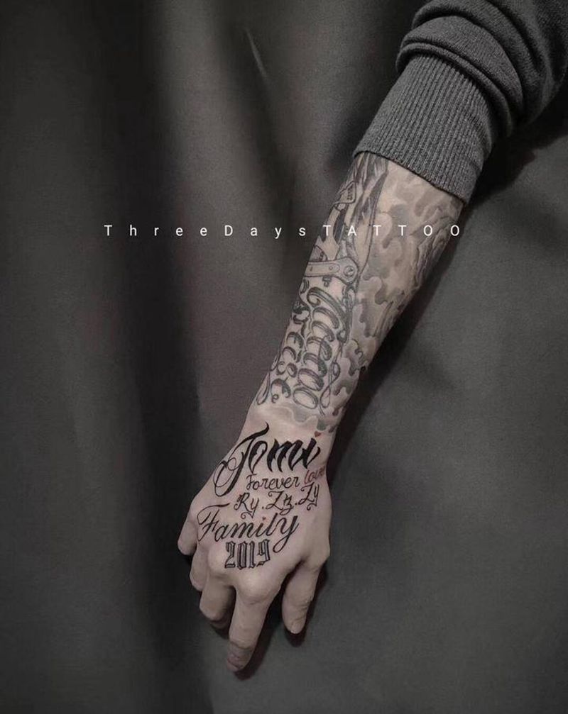 花体字纹身图片_手部花体字纹身图案