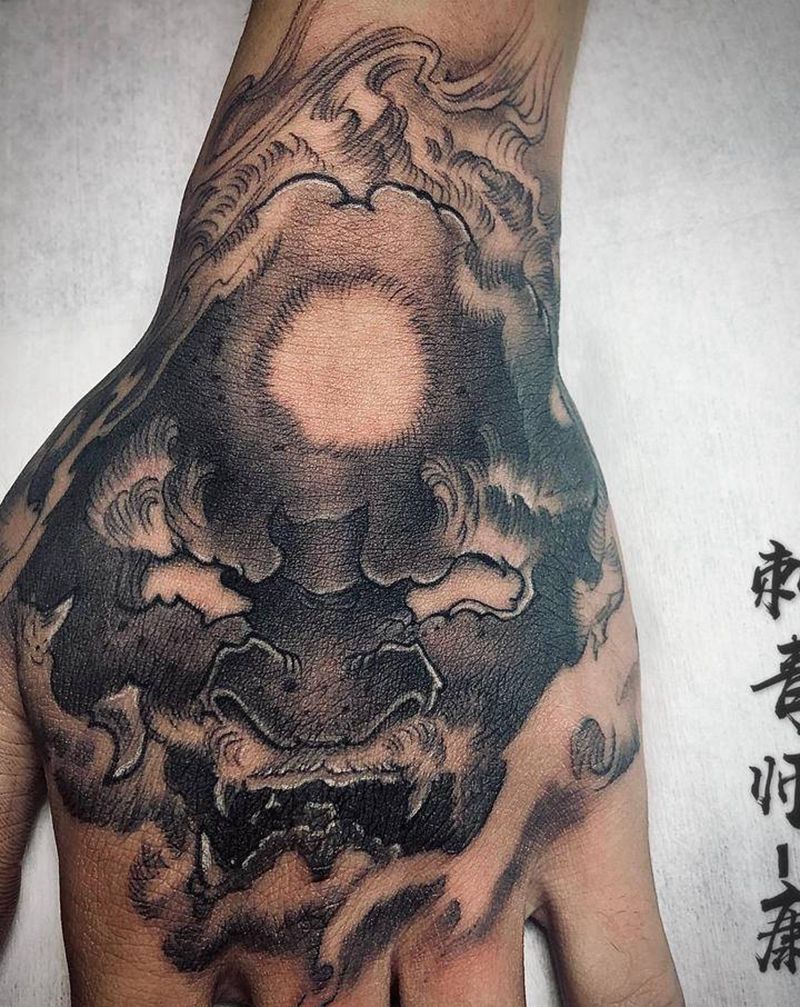 手背唐狮纹身图片_手部新传统纹身图案