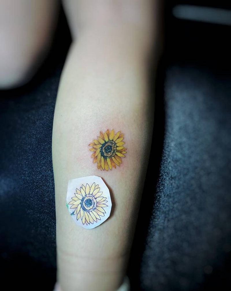 恰恰瓜子纹身图片_腿部纹身图案