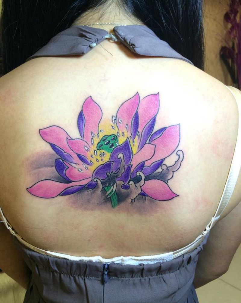 荷花纹身图片_颈部背部新传统纹身图案