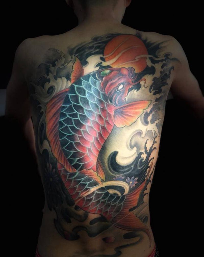 年年有鱼纹身图片_背部纹身图案