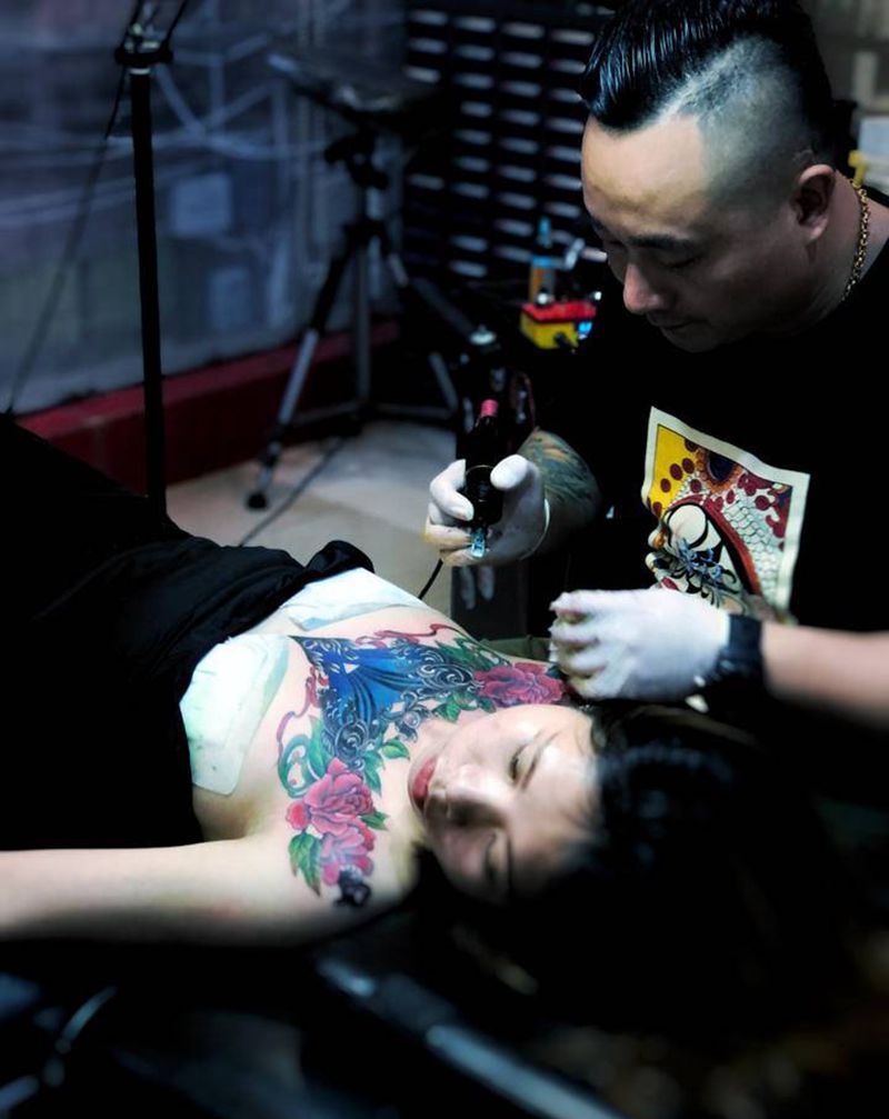 胸花纹身图片_胸部纹身图案