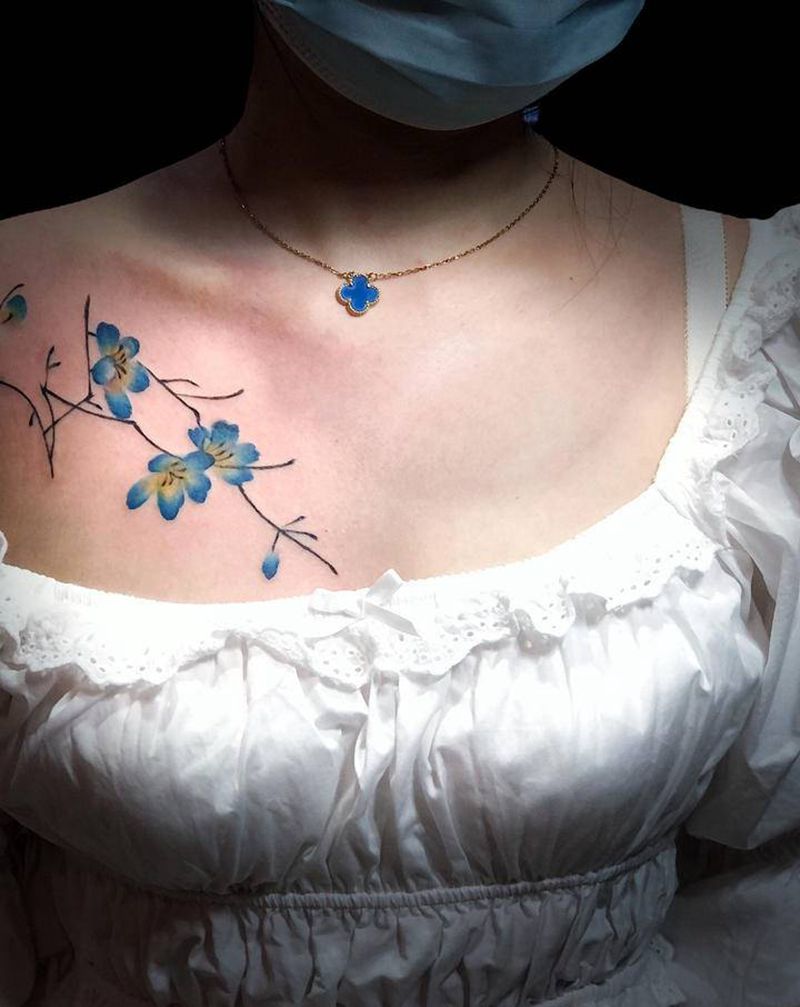 锁骨小花纹身图片_胸部纹身图案