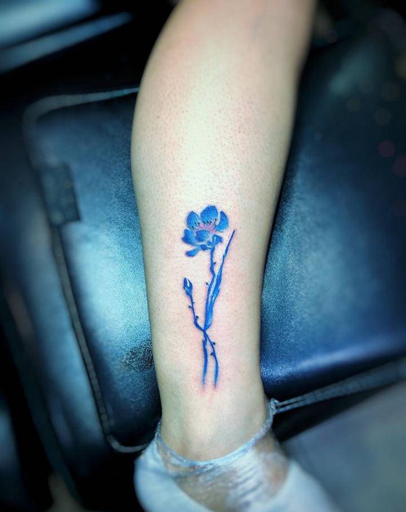 蓝莲花纹身图片_腿部纹身图案