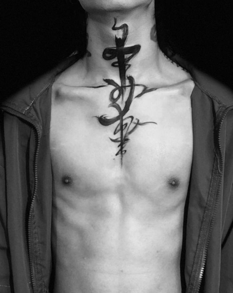 毛笔字（覆盖）纹身图片_颈部水墨纹身图案