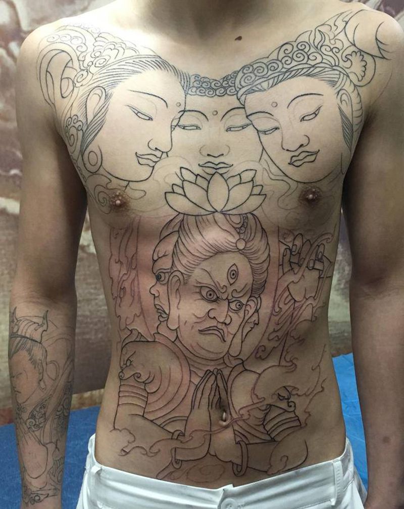 线条纹身图片_胸部新传统纹身图案