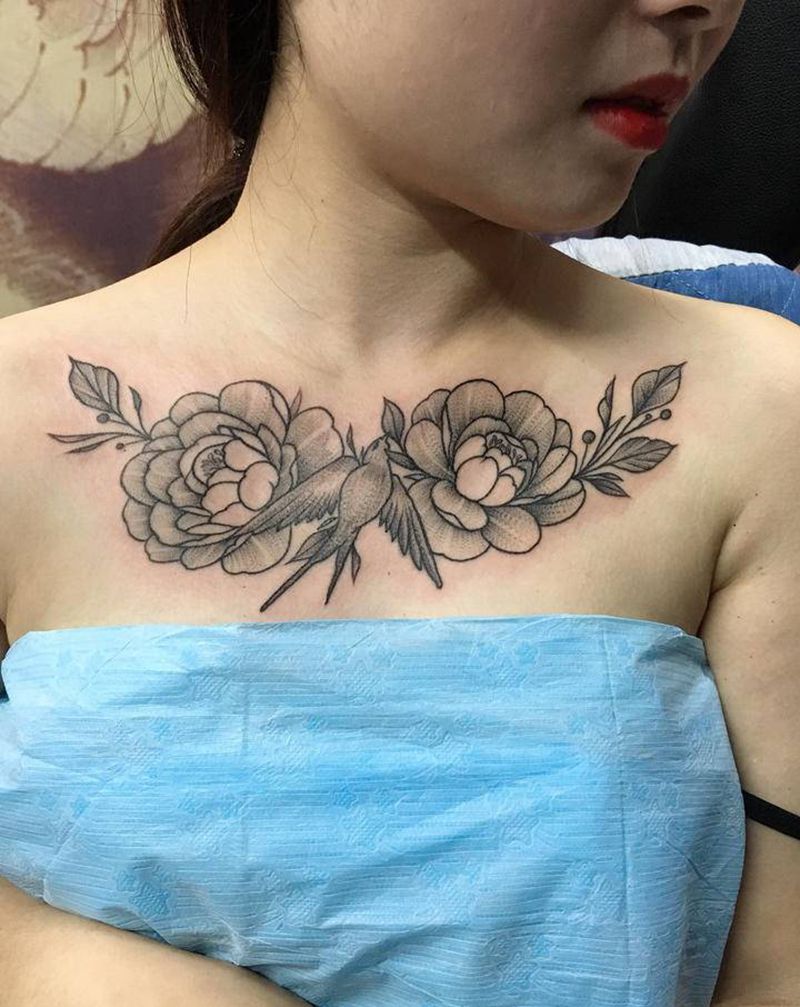 素花纹身图片_胸部新传统点刺纹身图案