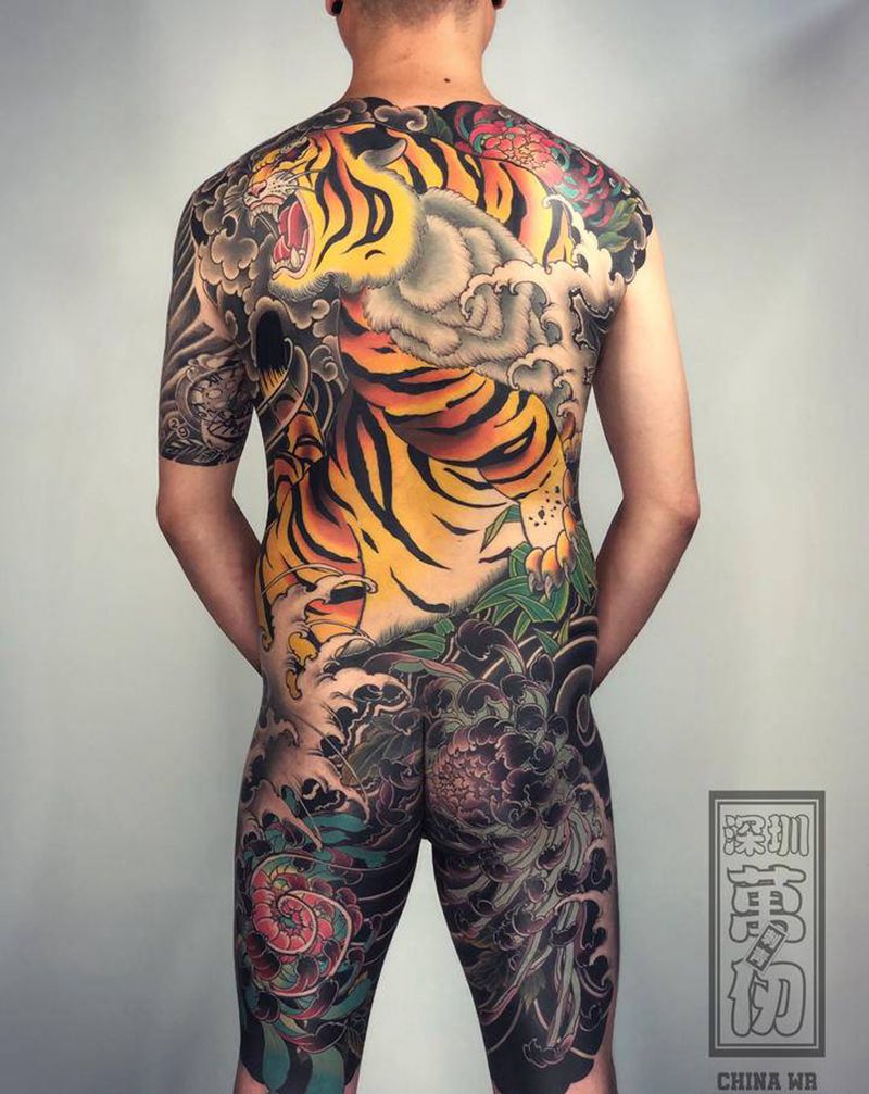 虎啸纹身图片_背部老传统新传统纹身图案