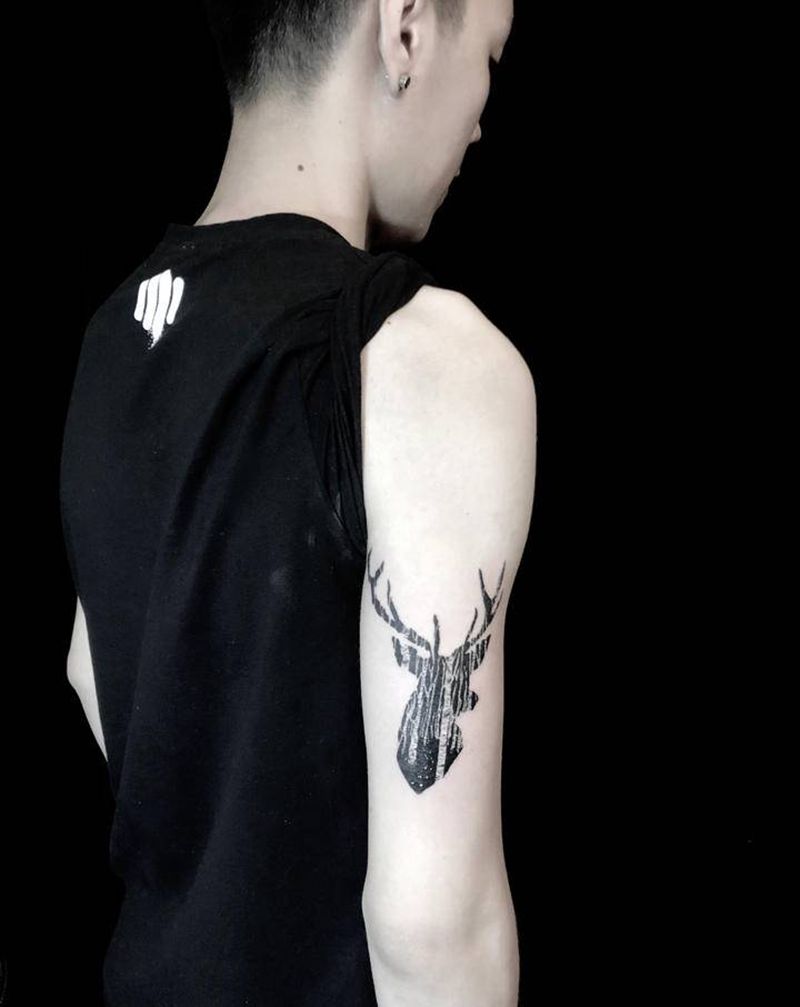 鹿剪影纹身图片_Old School纹身图案