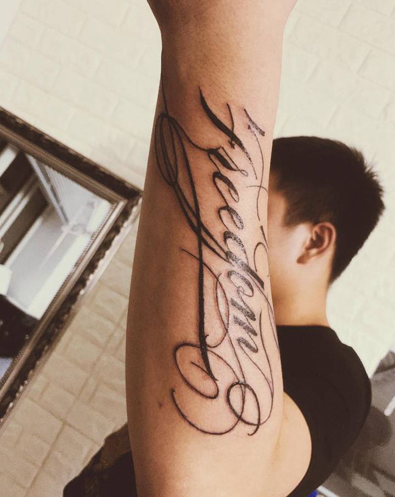 freedom纹身图片_手臂花体字纹身图案