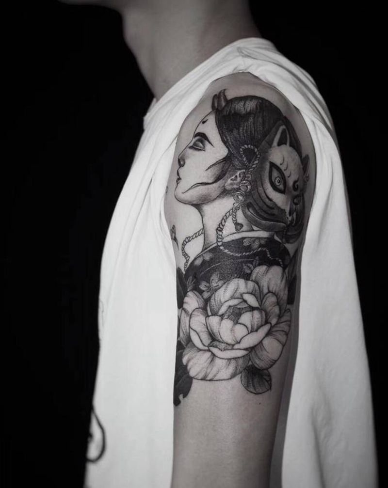 黑与白纹身图片_肩部新传统点刺纹身图案