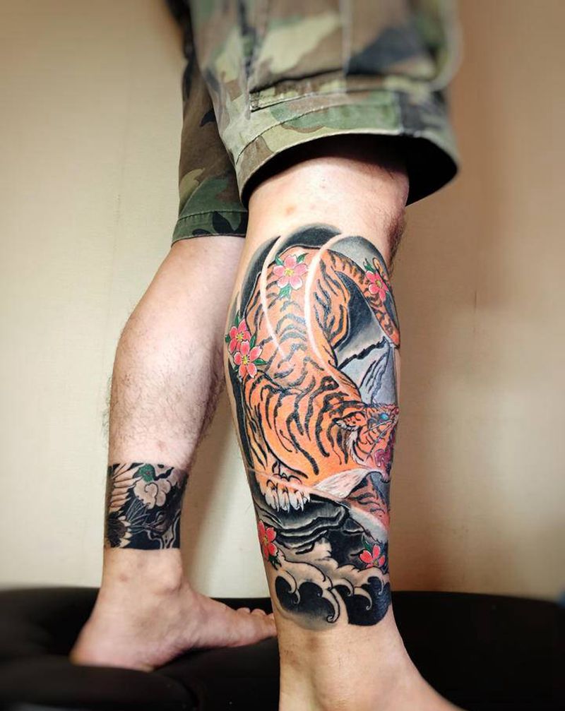 虎纹身图片_腿部老传统纹身图案