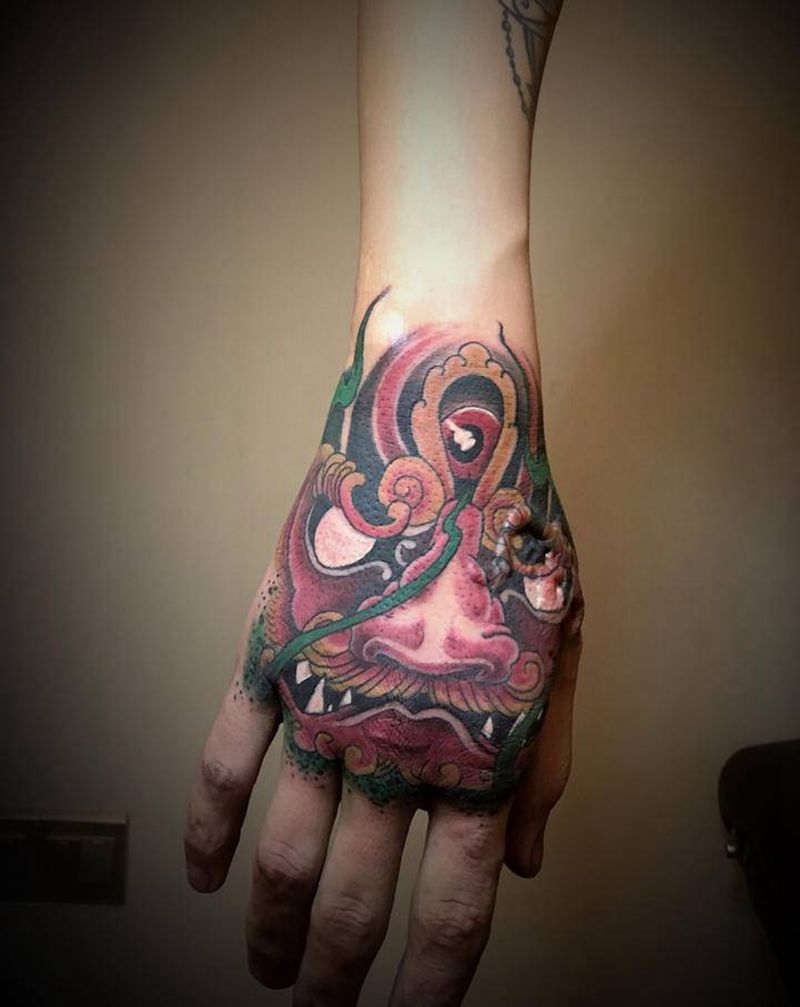 唐狮纹身图片_手部新传统纹身图案