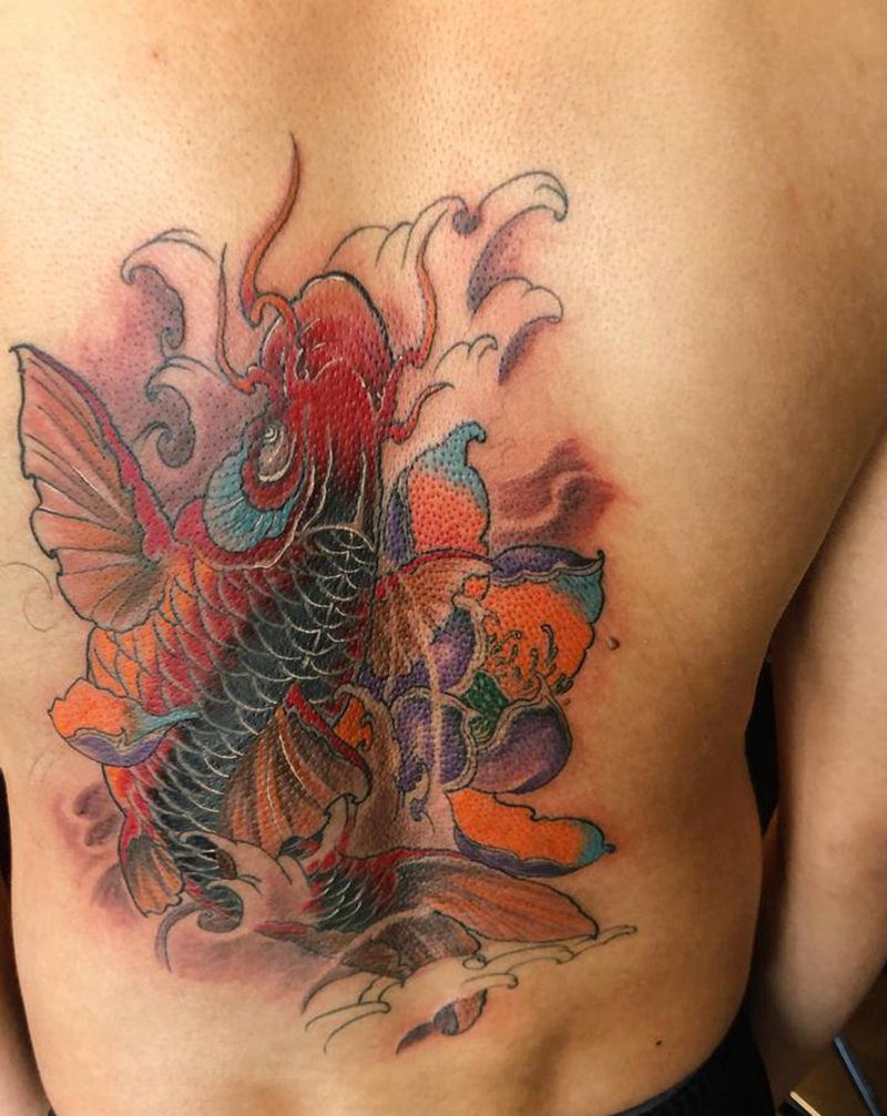 鲤鱼遮盖胎记纹身图片_背部新传统纹身图案