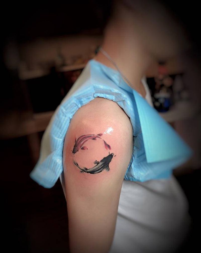 鱼纹身图片_肩部水墨中国风纹身图案