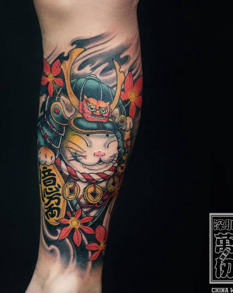 抓着亿万财产的招财猫纹身图片_腿部新传统纹身图案