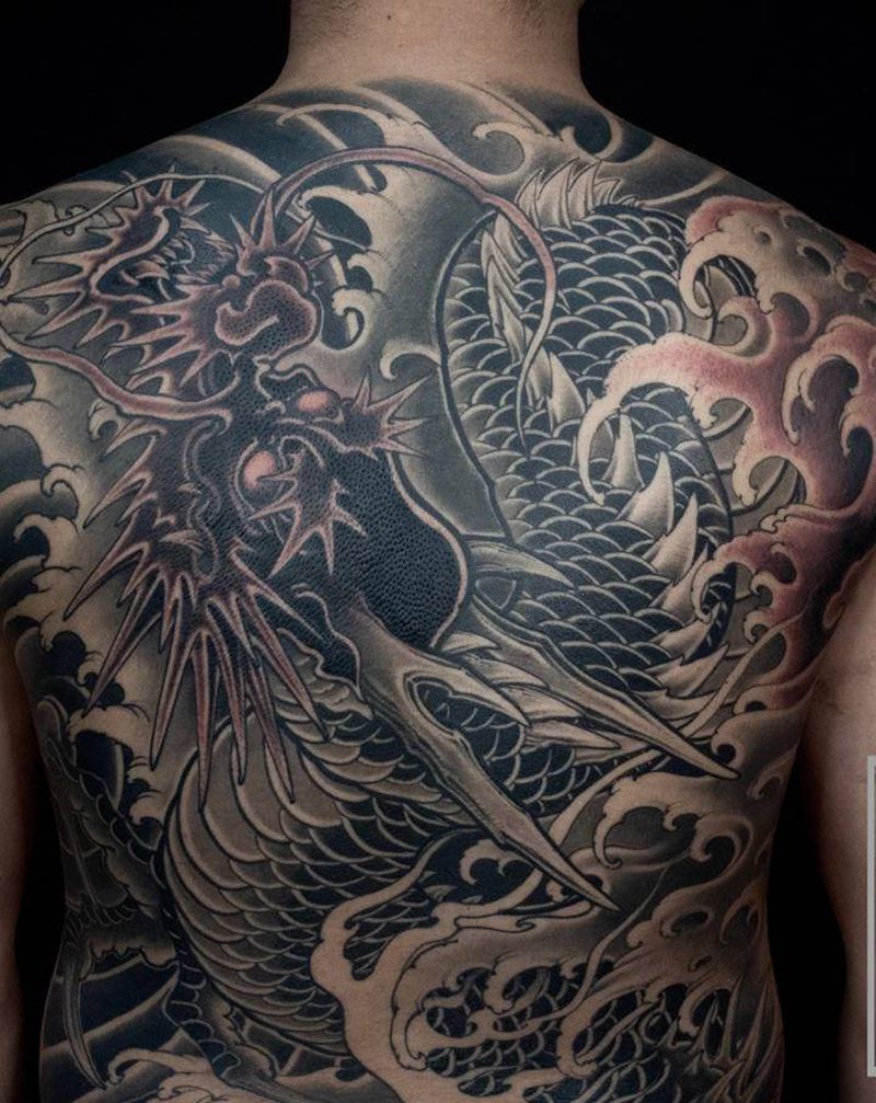 满背龙纹身图片_背部新传统纹身图案