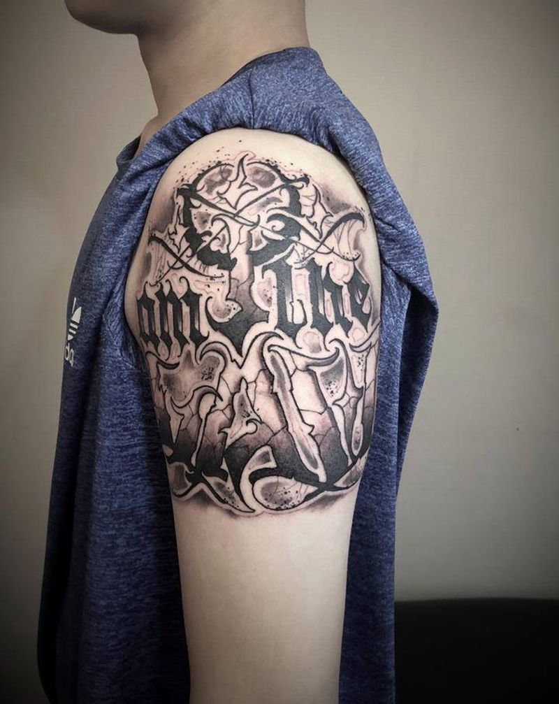 暗黑字体纹身图片_肩部手臂花体字点刺纹身图案